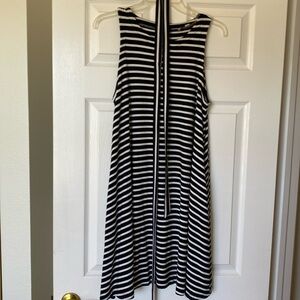 In great condition Loft size M A line washable dress with side pockets and belt